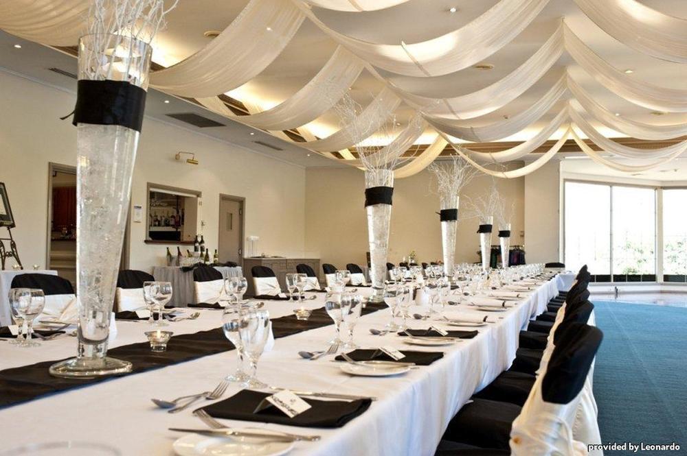 Best Western Plus Hovell Tree Inn Олбері Ресторан фото