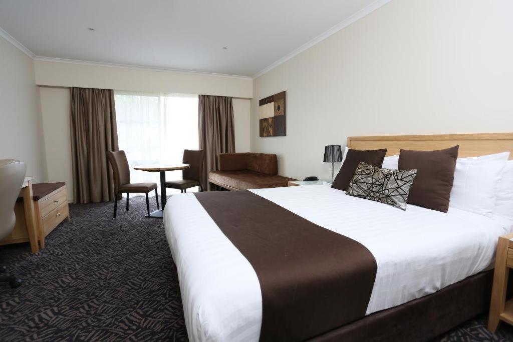 Best Western Plus Hovell Tree Inn Олбері Екстер'єр фото