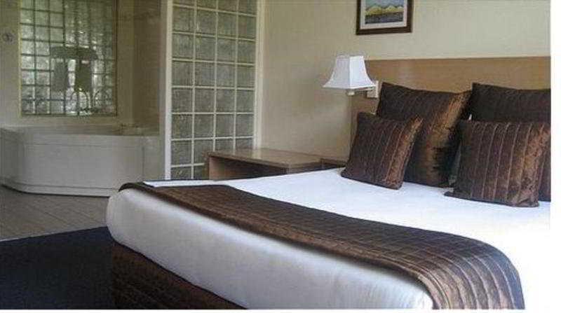 Best Western Plus Hovell Tree Inn Олбері Номер фото
